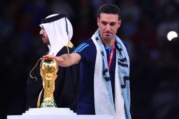 18 December 2022, Qatar, Lusail: Soccer, World Cup 2022 in Qatar, Argentina - France, Final, at Lusail Stadium, Argentina's coach Lionel Scaloni touches the World Cup trophy. Photo: Tom Weller/dpa (Photo by Tom Weller/picture alliance via Getty Images)