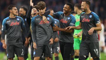AMSTERDAM, NETHERLANDS - OCTOBER 04: Alessandro Zanoli of SSC Napoli is embraced by teammates Matteo Politano, Juan Jesus and Amir Rrahmani at full-time after the UEFA Champions League group A match between AFC Ajax and SSC Napoli at Johan Cruyff Arena on October 04, 2022 in Amsterdam, Netherlands. (Photo by Dean Mouhtaropoulos/Getty Images)