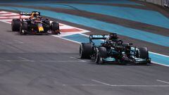 Max Verstappen (Red Bull RB16B) y Lewis Hamilton (Mercedes W12). Yas Marina, Abu Dhabi. F1 2021.