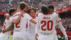 Isaac y En-Nesyri celebran el primer gol ante la Real Sociedad.