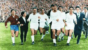 Los jugadores del Real Madrid dan la vuelta al estadio con el trofeo de la Copa de Europa después de vencer a la Fiorentina en la final de 1957