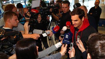 Roger Federer atiende a los medios de comunicaci&oacute;n a su llegada a Praga, donde disputar&aacute; la Laver Cup.