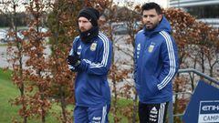 Lionel Messi y Sergio Aguero antes de entrenar con Argentina.