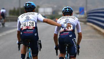 ESTEPONA, SPAIN - SEPTEMBER 01: Harold Tejada Canacue of Colombia helps to Miguel Ángel López Moreno of Colombia and Team Astana – Qazaqstan in a sanitary stop during the 77th Tour of Spain 2022, Stage 12 a 192,7km stage from Salobreña - Peñas Blancas. Estepona 1260m / #LaVuelta22 / #WorldTour / on September 01, 2022 in Estepona, Spain. (Photo by Tim de Waele/Getty Images)
