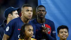 Paris (France), 26/08/2023.- Kylian Mbappe (L) and Ousmane Dembele (R) of PSG before the French Ligue 1 match between Paris Saint-Germain and RC Lens in Paris, France, 26 August 2023. (Francia) EFE/EPA/YOAN VALAT
