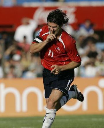 Marcó 18 goles por Chile (1998, 2002, 2006, 2010). Es el máximo goleador en la historia de la selección chilena con 37 anotaciones en 70 encuentros.