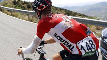 Jelle Wallays rueda con numerosas heridas durante la Vuelta a Espa&ntilde;a.