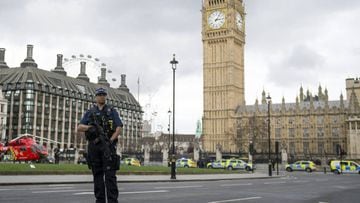 Agentes de polic&iacute;a brit&aacute;nicos permanecen en guardia tras un tiroteo ante el Parlamento en Londres, Reino Unido. En el atentado perdieron la vida cinco personas, entre ellas un pol&iacute;cia y el principal sospechoso.