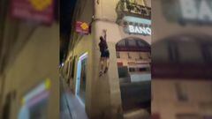 Un freerunner trepa por una pared para apagar un interruptor de la luz exterior de un banco de Montpellier (Francia).
