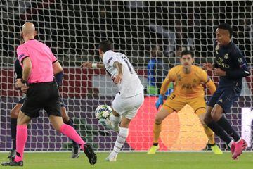 El argentino tuvo una gran actuación ante su ex equipo, en el duelo en el que PSG goleó 3 por 0 al Real Madrid, con un doblete del 'Fideo'.