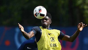 Umtiti trains with the France squad at Euro 2016.