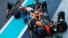 Los mec&aacute;nicos de McLaren empujando el coche de Vandoorne a boxes durante los test de Abu Dhabi.