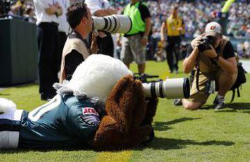 'Swoop', la mascota de los Philadelphia Eagles, no solo anima, sino que también hace fotografías durante el encuentro de NFL que enfrentó a su equipo con San Diego Chargers.