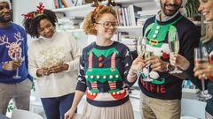 Una de las nuevas tradiciones navideñas son los ugly sweaters. Conoce cuándo se empezaron a llevar los  famosos suéteres feos navideños.