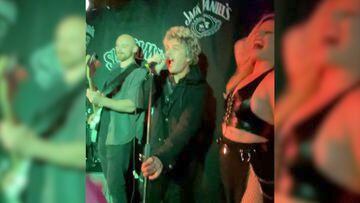 Billie Joe Armstrong de Green Day es captado en bar y su presentación se vuelve viral
