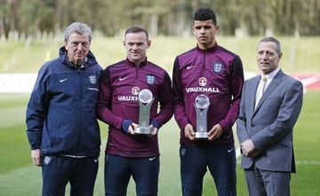 Wayne Rooney y Dominik Solanke, mejor jugador inglés de la temporada senior y joven de la temporada.