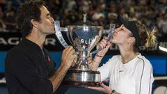 Roger Federer y Belinda Bencic besan el trofeo de campeones de la Copa Hopman.
