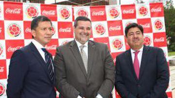 Luis Bedoya, presidente de la Federaci&oacute;n Colombiana de F&uacute;tbol, tercero de izquierda a derecha.