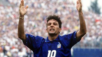 El brillante atacante italiano que encontró el éxito tanto con la Juventus, Milán e Inter de Milán. Sin embargo, fue con la selección donde se volvió leyenda con un subcampeonato y un tercer sitio en sus participaciones en la Copa del Mundo. Fue elegido Balón de Oro en 1993. 