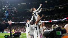 MADRID, 25/02/2024.- El centrocampista del Real Madrid Luka Modric (arriba) celebra tras marcar ante el Sevilla, durante el partido de Liga que Real Madrid y Sevilla FC disputan este domingo en el estadio Santiago Bernabéu. EFE/Javier Lizón
