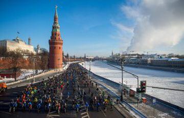 Participantes de la carrera ciclista de invierno en Moscú.
La temperatura es de -27ºC