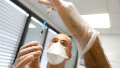 Nurse Guillermo Monzon prepares the Pfizer vaccine against coronavirus disease (COVID-19) in Telde, on the island of Gran Canaria, Spain March 31, 2021. Picture taken March 31, 2021. REUTERS/Borja Suarez