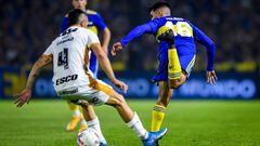 BUENOS AIRES, ARGENTINA - JUNE 05:  Aaron Molinas of Boca Juniors kicks the ball during a match between Boca Juniors and Arsenal as part of the opening round of Liga Profesional Argentina 2022 at Estadio Alberto J. Armando on June 5, 2022 in Buenos Aires, Argentina. (Photo by Marcelo Endelli/Getty Images)