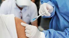 Una enfermera pone una vacuna contra la covid-19, en una imagen de archivo. EFE/ Carlos Ortega