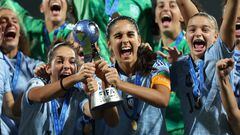 Nina Pou y Marina Artero levanta el trofeo del Mundial Sub-17 femenino.