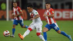 Peru's Christian Cueva (L) and Paraguay's Richard Sanchez vie for the ball during their South American qualification football match for the FIFA World Cup Qatar 2022 at the National Stadium in Lima on March 29, 2022. (Photo by ERNESTO BENAVIDES / AFP)