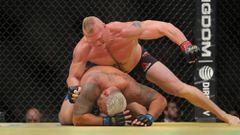 Brock Lesnar golpea Mark Hunt en su victoria en el UFC 200.