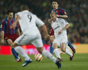 Zidane intentó conectar con Ronaldo en varias ocasiones, como en la imagen.
