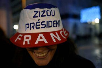 A France fan wearing a hat reading "Zizou (Zinedine Zidane) president" 