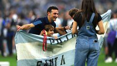 LUSAIL CITY, QATAR - DECEMBER 18: Lionel Scaloni, Head Coach of Argentina, celebrates with his children after the FIFA World Cup Qatar 2022 Final match between Argentina and France at Lusail Stadium on December 18, 2022 in Lusail City, Qatar. (Photo by Lars Baron/Getty Images)