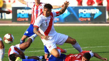 Perux92s national football team player Paolo Guerrero (C) vies for the ball with Paraguayx92s Bruno Valdez (bottom) during their friendly match on June 8, 2017, at the Mansiche Stadium in the northern city of Trujillo, Peru. / AFP PHOTO / CELSO ROLDAN