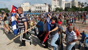Simpatizantes del gobierno caminan durante las protestas contra y en apoyo del gobierno, en medio del brote de la enfermedad del coronavirus (COVID-19), en La Habana, Cuba, el 11 de julio de 2021. 
