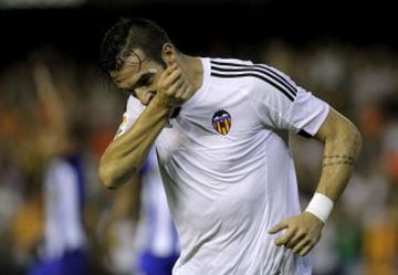 Alvaro Negredo fue comprado por el Valencia al Manchester City por 28 millones de euros. 