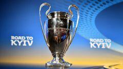 El trofeo de campe&oacute;n de la UEFA Champions League.