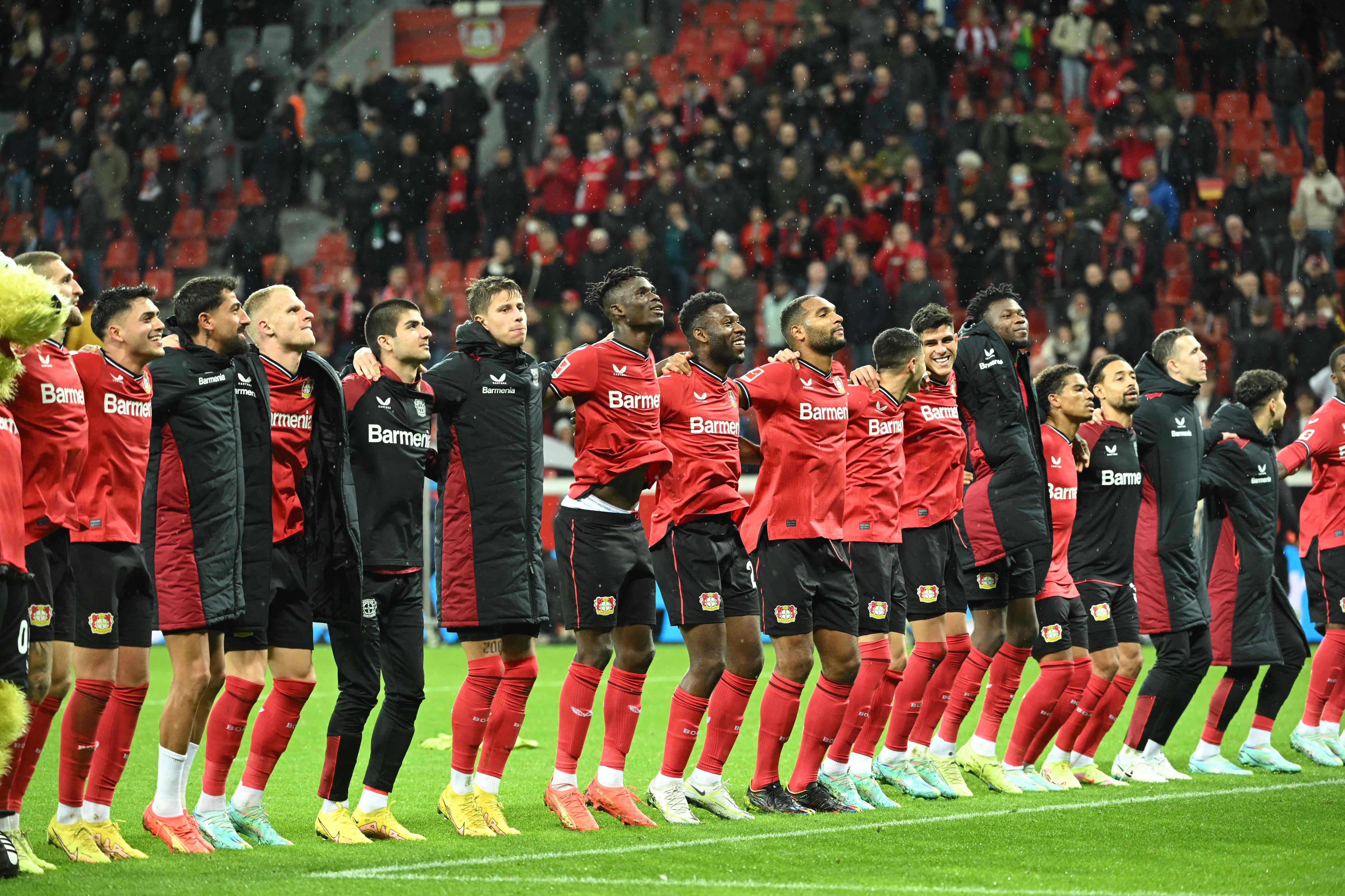 Leverkusen's players celebrate after winning the German first division Bundesliga football match  Bayer Leverkusen v Union Berlin in Leverkusen, western Germany on November 6, 2022. (Photo by INA FASSBENDER / AFP) / DFL REGULATIONS PROHIBIT ANY USE OF PHOTOGRAPHS AS IMAGE SEQUENCES AND/OR QUASI-VIDEO