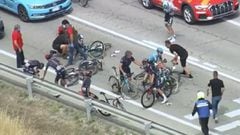 Egan Bernal y Dani Martínez sufren caída en la Vuelta a Burgos