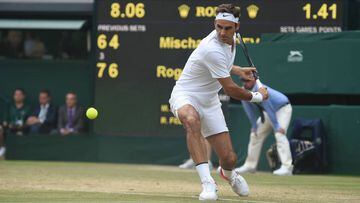 Roger Federer devuelve una bola durante su partido ante Mischa Zverev en el torneo de Wimbledon 2017.