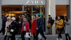 FILE PHOTO: Shoppers walk past a Zara Store on Oxford Street in London, Britain December 17, 2018. REUTERS/Simon Dawson/File Photo