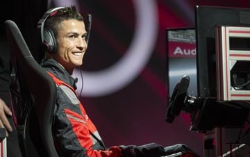 Before picking up their new cars, Real Madrid players participated in a virtual race driving a Formula E simulator.