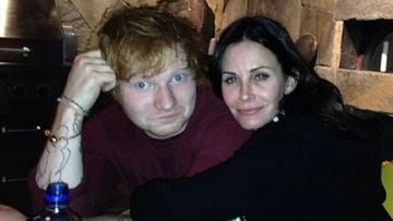 La actriz Courteney Cox comparti&oacute; un post en Instagram en el que recrea con Ed Sheeran la famosa rutina de baile de Monica y Ross en &lsquo;Friends&rsquo;. &iexcl;Checa el divertido video!