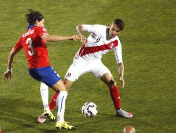 El delantero peruano José Paolo Guerrero Gonzales (d) pelea por el balón con el defensa chileno Miiko Albornoz durante el partido Chile-Perú, de semifinales de la Copa América de Chile 2015.
