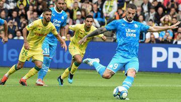 TOPSHOT - Marseille&#039;s Argentinian forward Dario Benedetto misses a penalty during  the French L1 football match between Nantes (FC Nantes) and Olympique de Marseille ( OM ) at the La Beaujoire stadium in Nantes, western France, on August 17, 2019. (Photo by Sebastien SALOM-GOMIS / AFP)