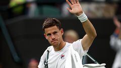 Wimbledon (United Kingdom), 05/07/2023.- Diego Schwartzman of Argentina waves after losing against Jannik Sinner of Italy in their Men' Singles 2nd round match at the Wimbledon Championships, Wimbledon, Britain, 05 July 2023. (Tenis, Italia, Reino Unido) EFE/EPA/ISABEL INFANTES EDITORIAL USE ONLY EDITORIAL USE ONLY
