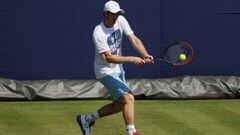 Andy Murray devuelve una bola durante un entrenamiento para el Aegon Championships de Queen&acute;s.
