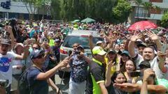 Gente saluda a Nairo antes de empezar la cuarta etapa del Tour Colombia