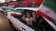 Iraníes celebran en las calles de Teherán el triunfo de su selección ante Gales.